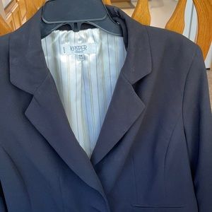 Kasper 2 button blazer very stylish